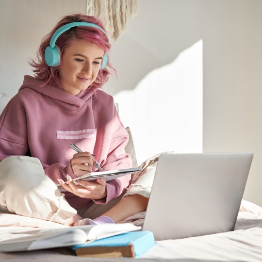Student receiving online tutoring in Melbourne